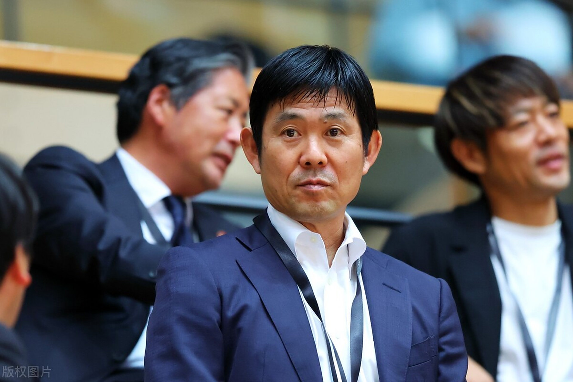 包含社区盾转会期再迎强敌，法兰克福再遭质疑，主帅态度——信心回归，心理建设被强调的词条